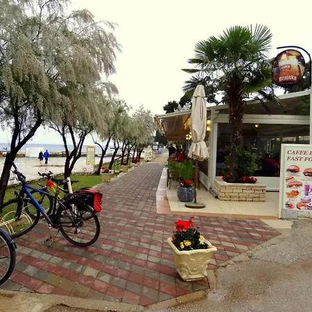 Kampac Sa 3 Spavace Sobe Apartament