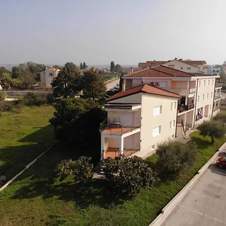 Kampac Sa 3 Spavace Sobe Apartament